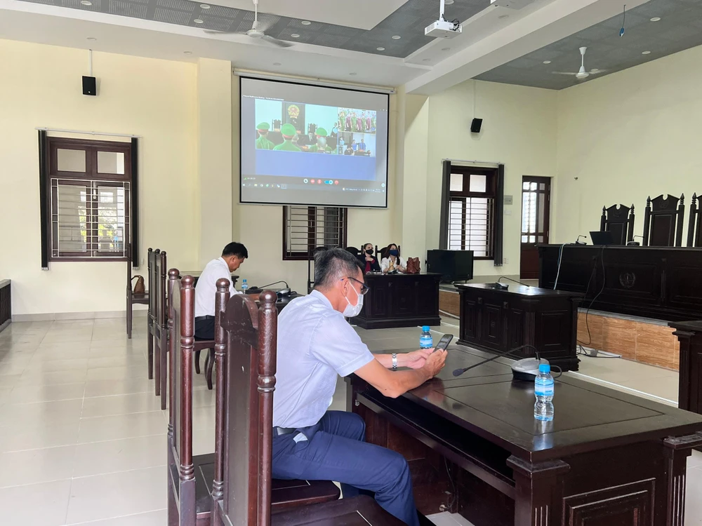 Phóng viên được bố trí phòng bên cạnh để tác nghiệp qua màn hình. Ảnh: Hữu Đăng