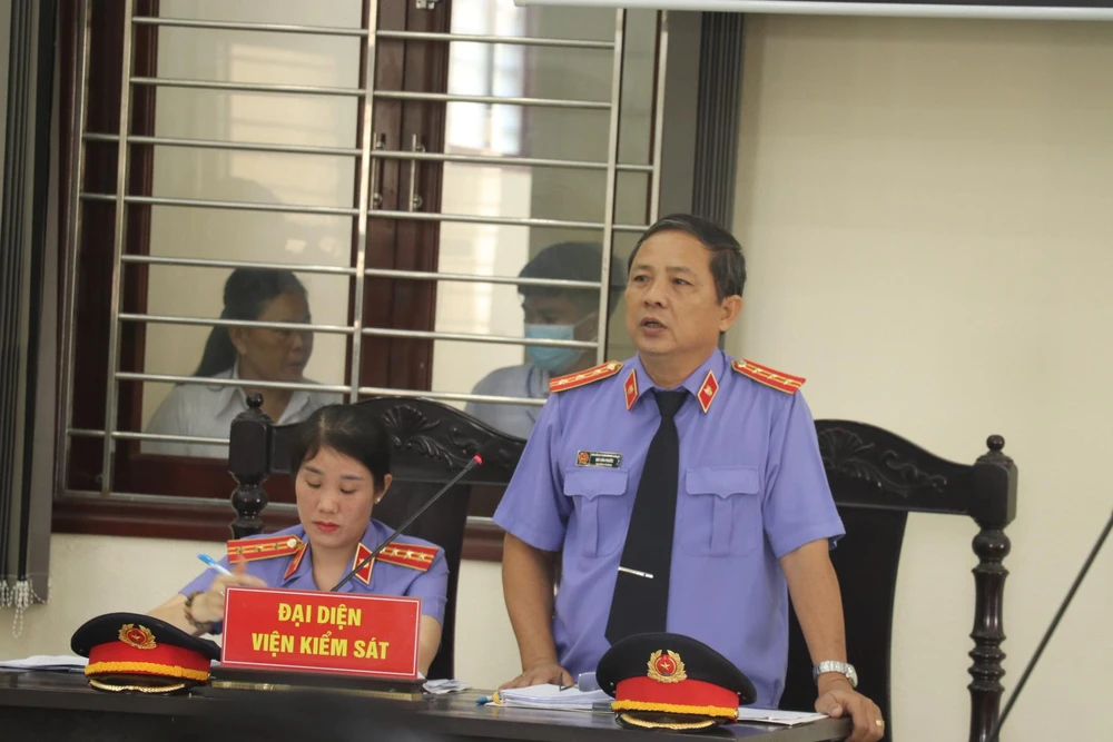Đại diện VKS phát biểu quan điểm tại phiên tòa. Ảnh: HUỲNH DU
