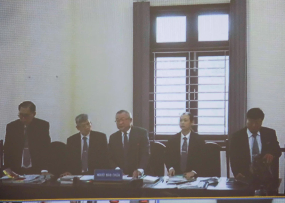 Các luật sư đồng loạt đứng dậy yêu cầu HĐXX tiếp tục được tranh luận. Ảnh: HUỲNH DU