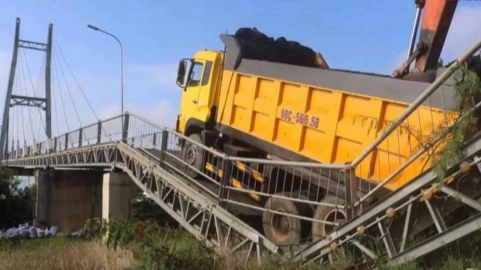 Xe tải trên 48 tấn qua cầu dây văng 5 tấn gây sập nhịp dẫn cầu. Ảnh: CTV