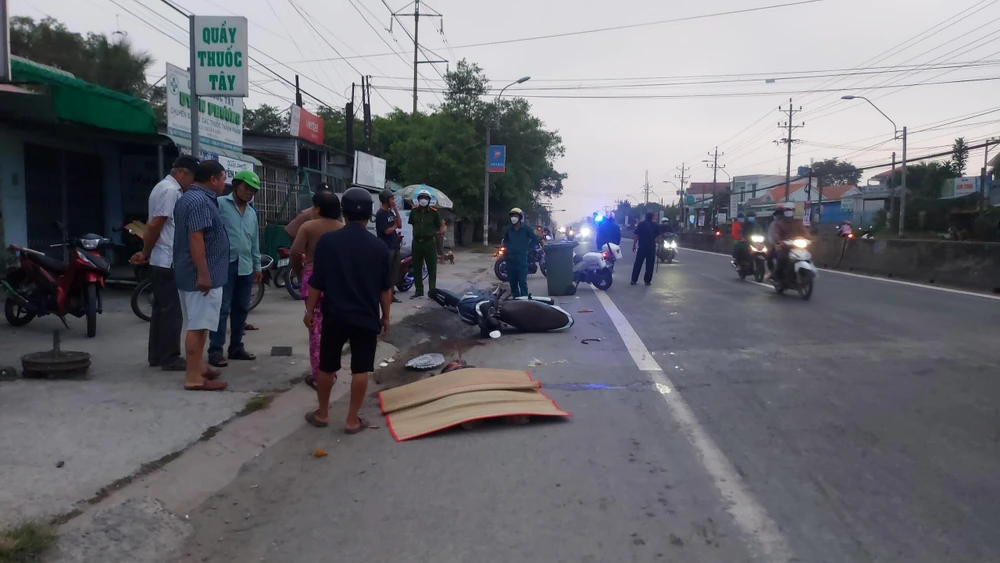 Hiện trường vụ tai nạn, khiến bà D tử vong tại chỗ. Ảnh: LÊ DUY