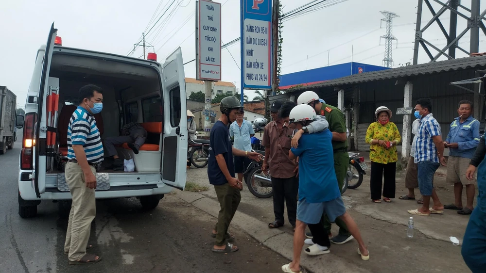 Anh Nguyễn Tấn Duy được lực lượng chức năng hỗ trợ đưa đi bệnh viện. Ảnh: LÊ DUY