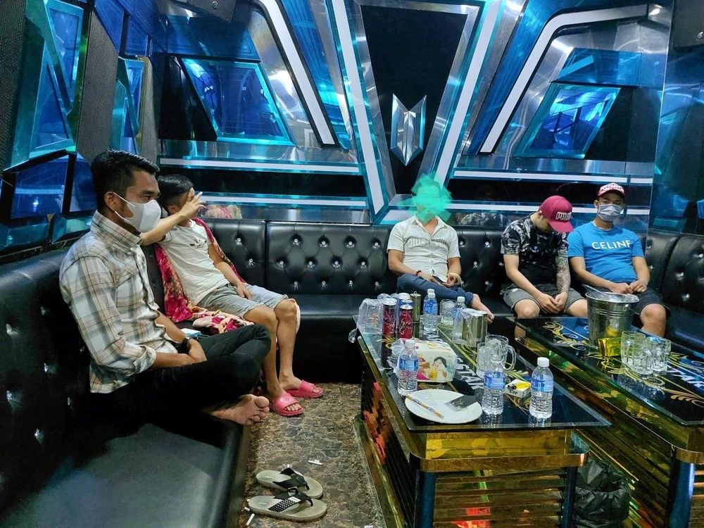Nhóm người bị bắt quả tang khi đang sử dụng ma túy tại quán karaoke. Ảnh: CTV