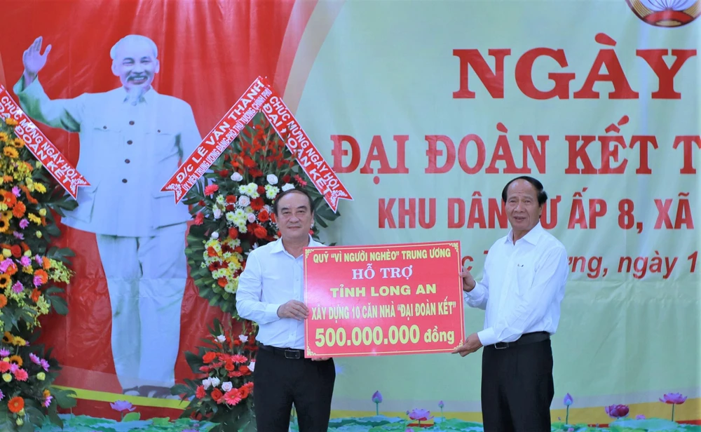 Phó Thủ tướng Lê Văn Thành trao tặng quỹ " Vì người nghèo" trung ương hỗ trợ Tỉnh Long An xây dựng 10 căn nhà " Đại đoàn kết". Ảnh: HUỲNH DU