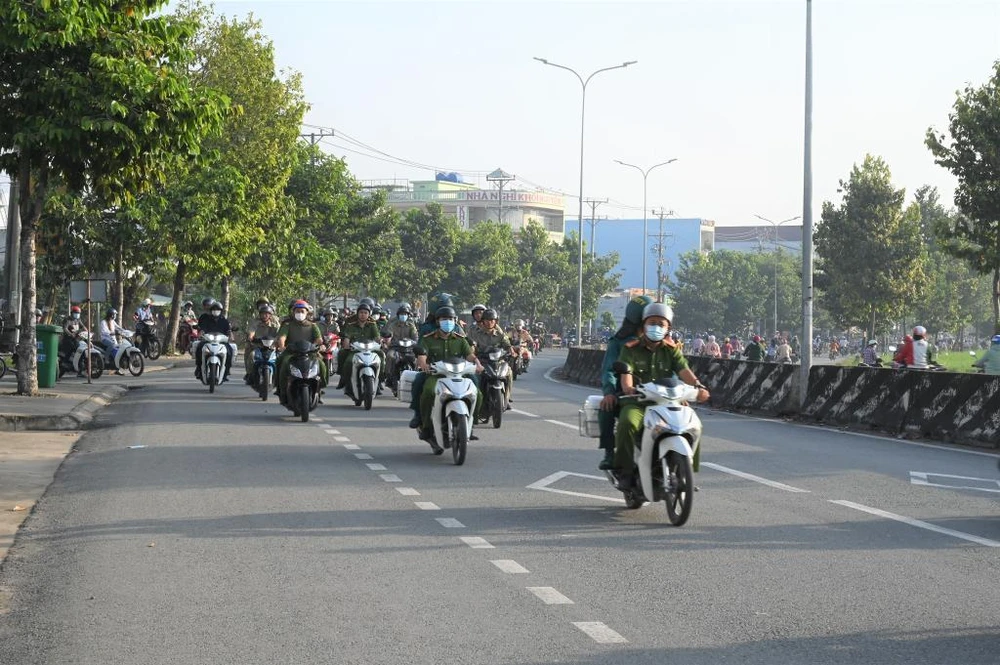 Các lực lượng công an huyện Bến Lức diễu hành qua các tuyến đường. Ảnh: Kim Phượng Các lực lượng công an huyện Bến Lức diễu hành qua các tuyến đường. Ảnh: Kim Phượng