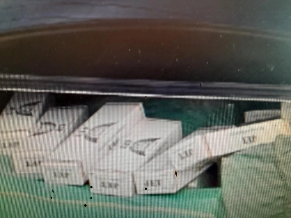 Tang vật thuốc lá nhập lậu bị phát hiện sau cốp xe ô tô. Ảnh: CTV