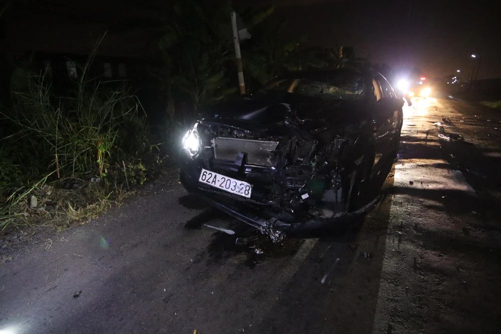 Hiện trường vụ tai nạn chiếc ô tô con đã bị hư hỏng nặng phần đầu. Ảnh: HUỲNH DU