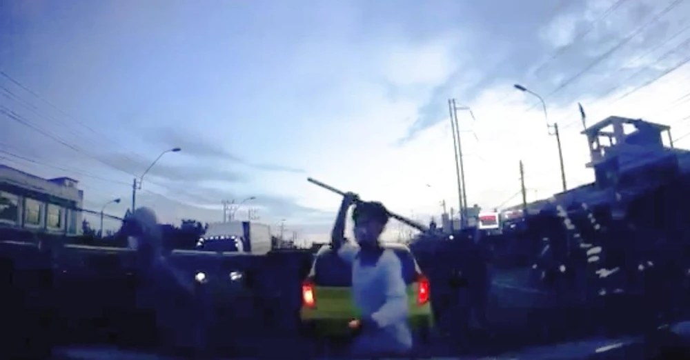 Nhóm người dùng hung khí tấn công tài xế. Ảnh: Cắt từ clip