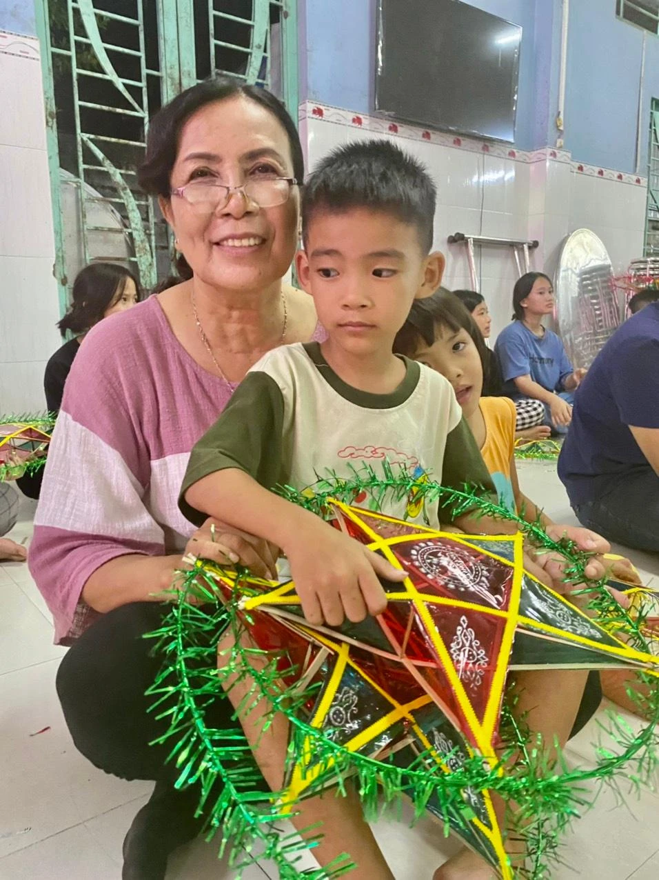 Cô Huỳnh Thị Thu Loan, hiệu trưởng Trường Bồ Đề Phương Duy vui cùng các em nhỏ trong dịp Tết trung thu. Ảnh: CTV