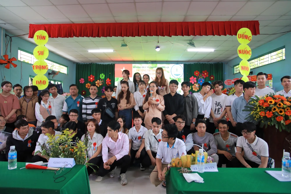 Em Liên Quỳnh đại diện cho gần 100 bạn từng học ở ngôi trường Bồ Đề Phương Duy phát biểu chúc mừng thầy cô dịp 20-11. Ảnh: HUỲNH DU