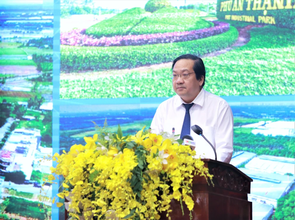 Phó chủ tịch UBND tỉnh Long An - Nguyễn Minh Lâm phát biểu tại lễ tổng kết. Ảnh: HUỲNH DU