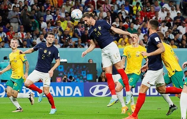 Rabiot đánh đầu chuẩn xác, cân bằng tỷ số 1-1 cho Pháp. Ảnh: EPA