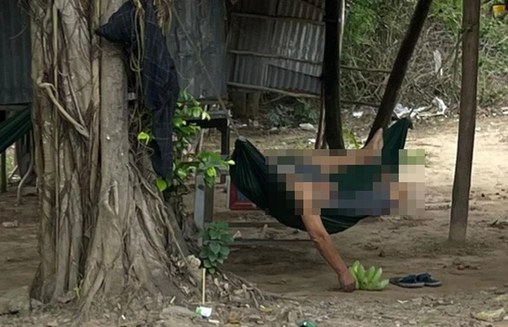 Thi thể người đàn ông chết trên võng dưới gốc cây xanh. Ảnh: CTV
