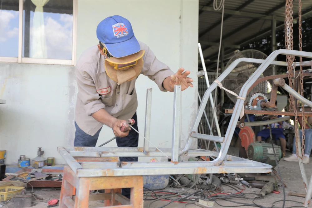 Ông Trần Trọng Đức đang chế tạo ngựa sắt. Ảnh: HUỲNH DU Ông Trần Trọng Đức đang chế tạo ngựa sắt. Ảnh: HUỲNH DU