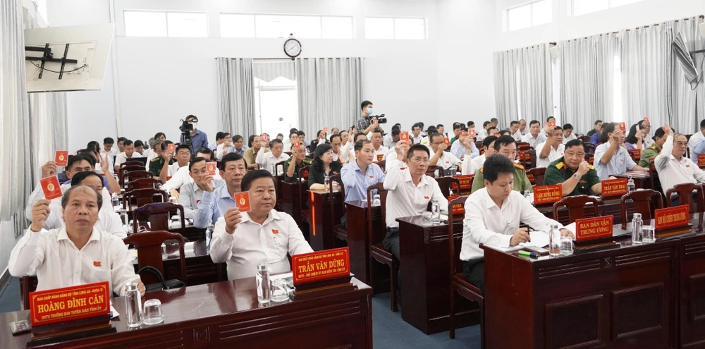 Đại biểu biểu quyết thông qua chương trình hội nghị. Ảnh: HUỲNH DU