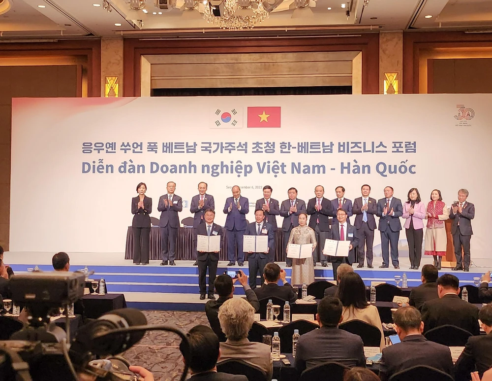 Nghi thức trao biên bản ghi nhớ hợp tác giữa các doanh nghiệp Hàn Quốc đầu tư vào Long An. ẢNH: TTXVN