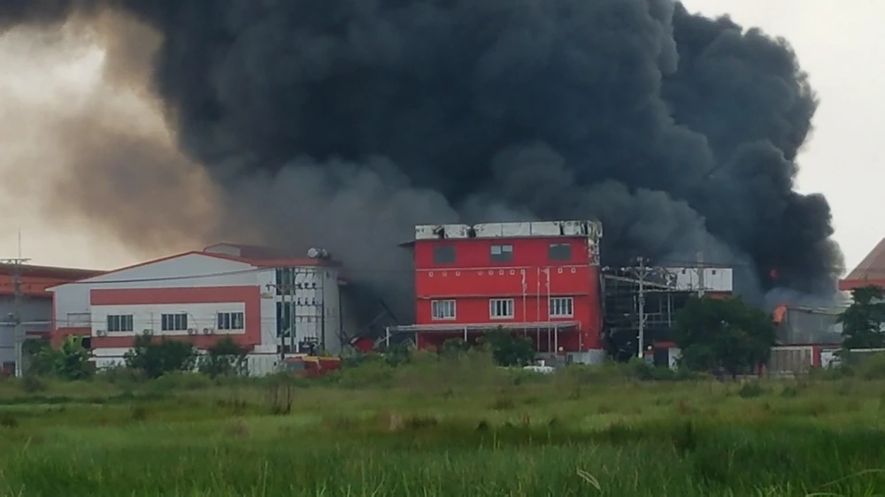 Ngọn lửa đám cháy bốc lên cao, bao trùm cả khu vực. Ảnh: CTV