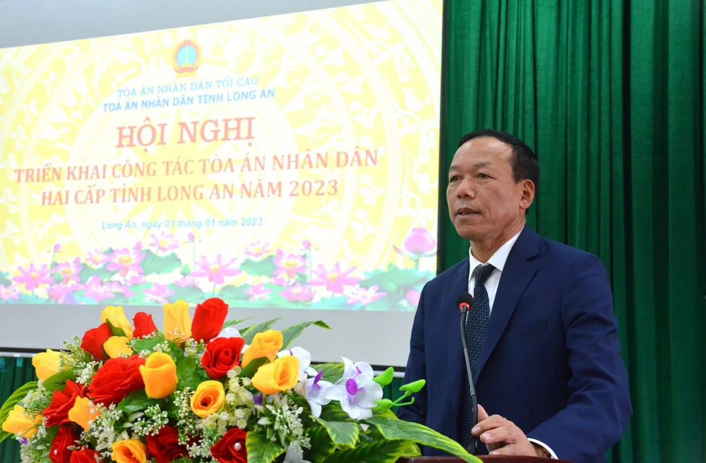 Phó Chánh án Thường trực TAND Tối cao – Nguyễn Trí Tuệ tặng Cờ thi đua của Chính phủ cho tập thể TAND TP.Tân An. Ảnh: CTV