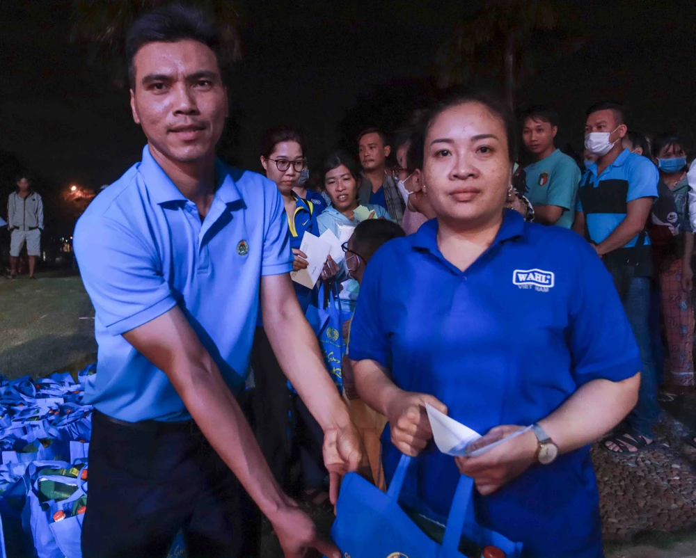 Chị Thảo vui mừng khi nhận được phần quà tết từ các cấp công đoàn tặng. Ảnh: HUỲNH DU