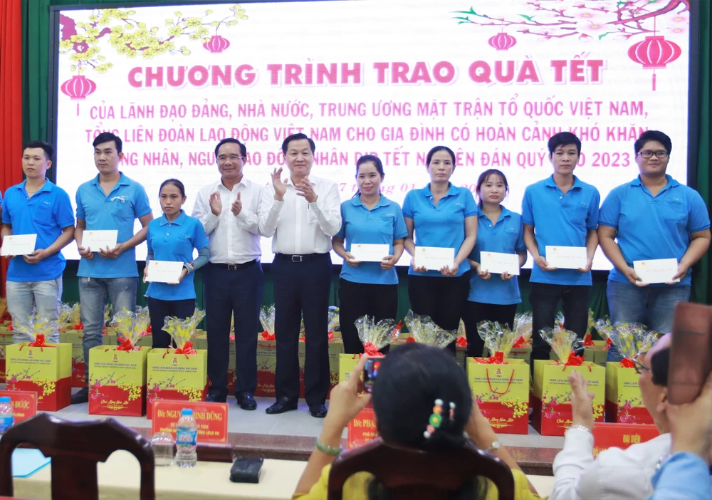 Phó Thủ tướng tặng quà người lao động có hoàn cảnh khó khăn. Ảnh: HUỲNH DU