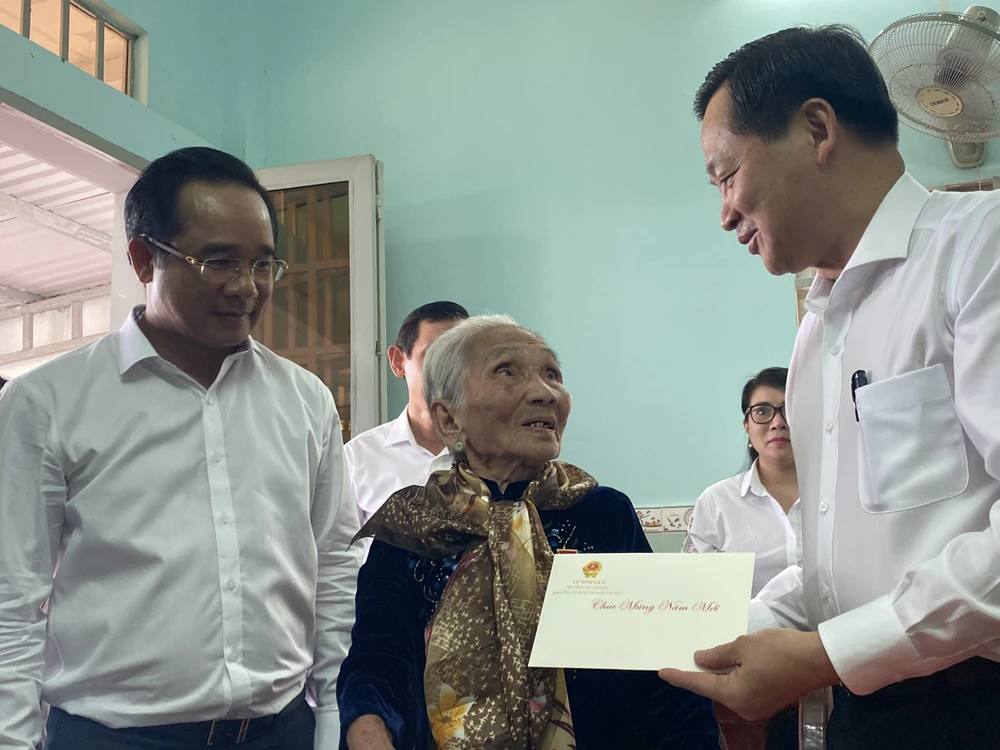 Phó Thủ tướng Lê Minh Khái chúc Tết Mẹ Việt Nam Anh hùng Lại Thị Bướng. Ảnh: HUỲNH DU