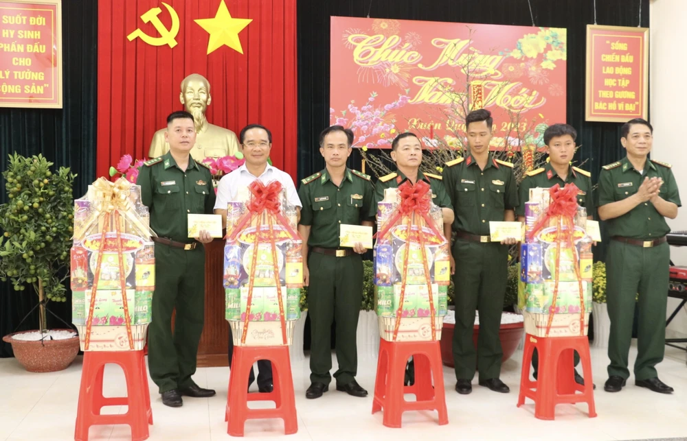 Bí thư Tỉnh ủy Long An Nguyễn Văn Được tặng quà cho các đơn vị đang làm nhiệm vụ khu vực biên giới. Ảnh: HUỲNH DU