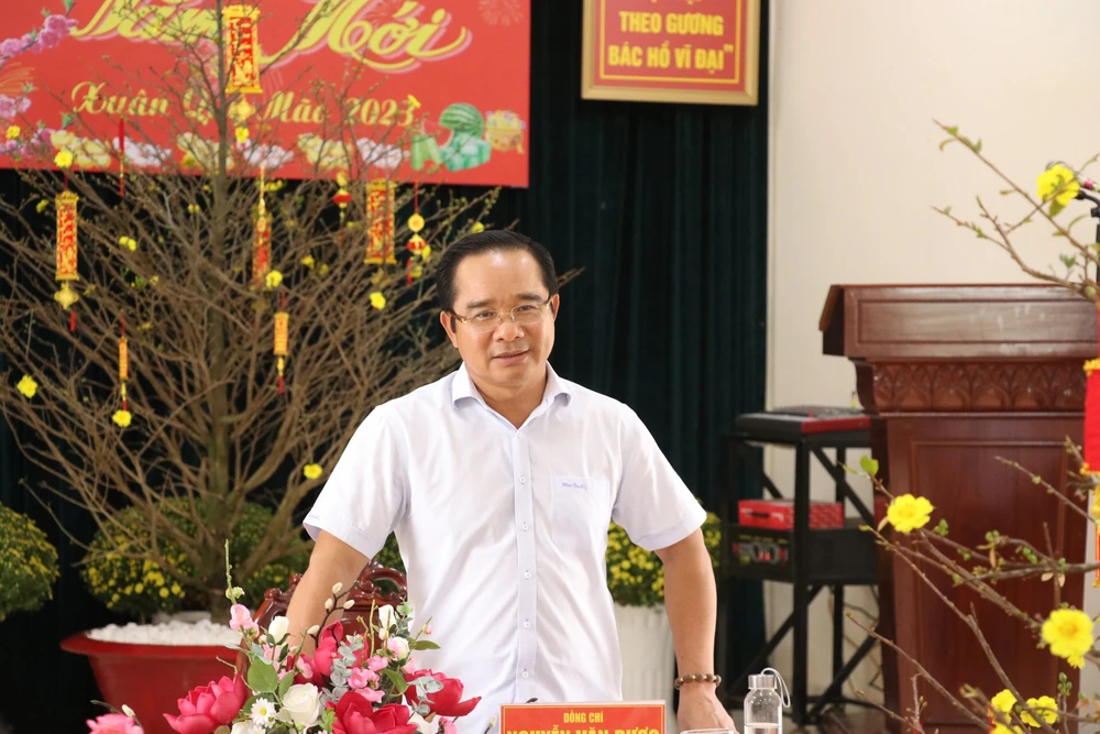 Ông Nguyễn Văn Được ghi nhận và biểu dương cán bộ, chiến sĩ biên phòng. Ảnh : HUỲNH DU