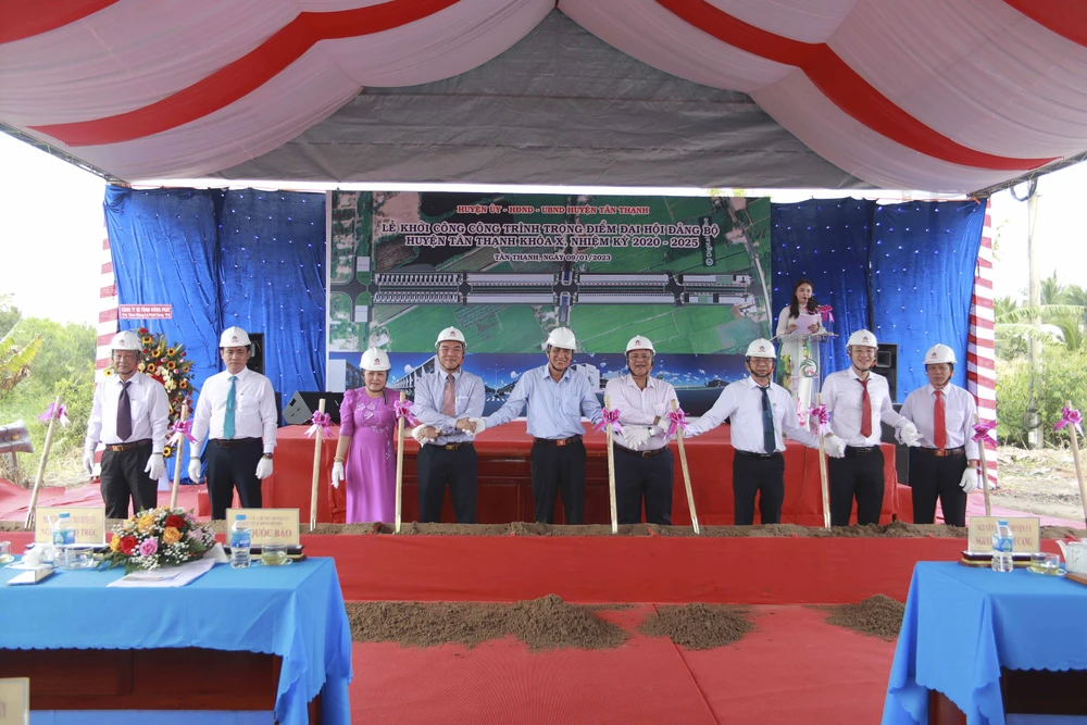 Các đại biểu thực hiện nghi thức khởi công. Ảnh: HUỲNH DU