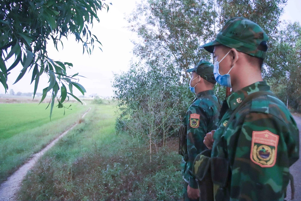 Cán bộ, chiến sĩ ở Đồn Biên phòng Cửa khẩu quốc tế Bình Hiệp tiếp tục duy trì và tăng cường lực lượng các điểm chốt, trạm. Ảnh: HUỲNH DU