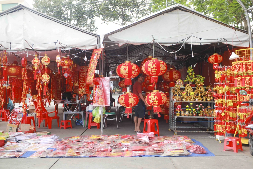 Sản phẩm trang trí tết thu hút khách hàng khi đến chợ Hoa xuân. Ảnh: HUỲNH DU