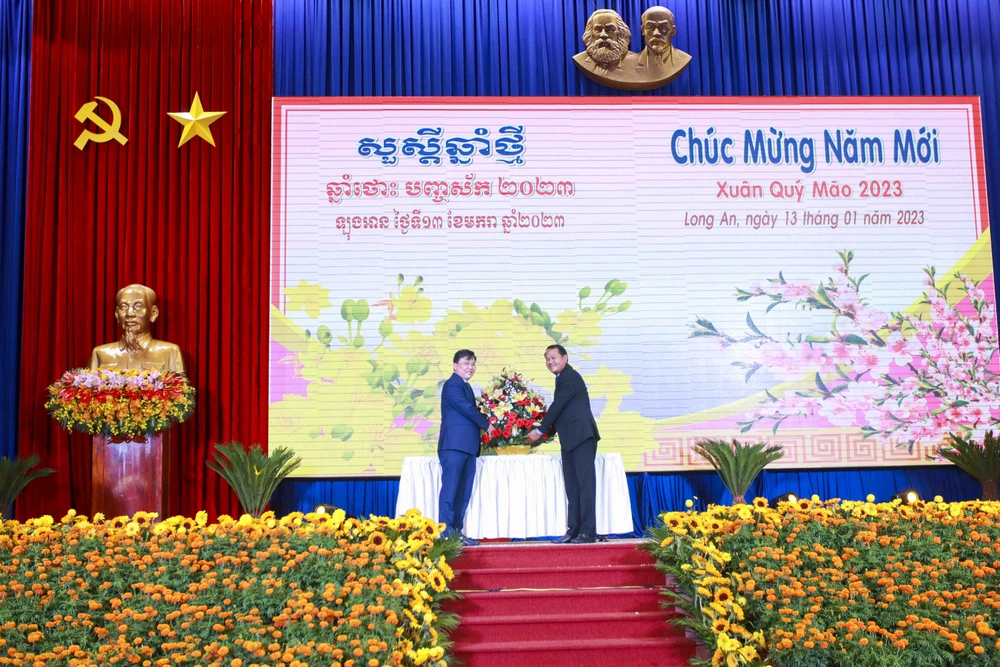 Lãnh đạo tỉnh Svay Rieng tặng quà, chúc tết lãnh đạo tỉnh Long An. Ảnh: HUỲNH DU