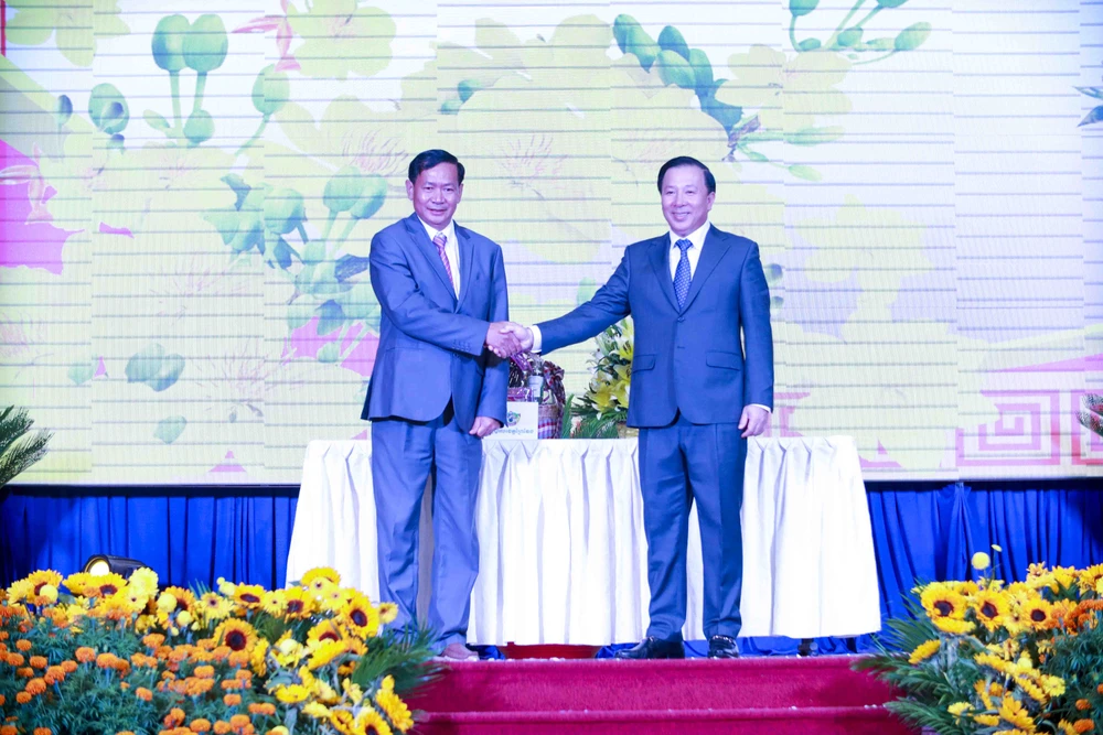 Lãnh đạo tỉnh Prey Veng tặng quà, chúc tết lãnh đạo tỉnh Long An. Ảnh: HUỲNH DU