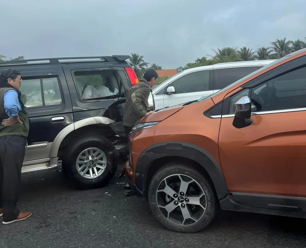 Vụ tai nạn thứ hai làm 4 xe va chạm liên hoàn, các phương tiện hư hỏng nặng. Ảnh: CTV