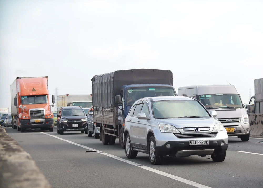 Vụ tai nạn thứ hai gây ùn tắc hơn 5km trên cao tốc TP.HCM - Trung Lương. Ảnh: HUỲNH DU