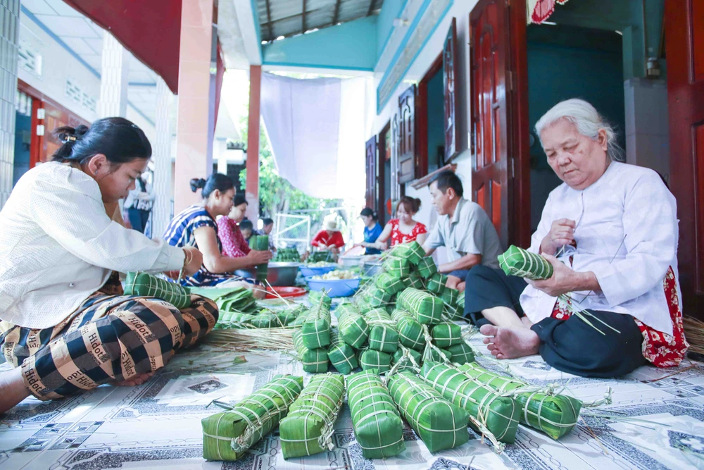 Xóm bánh tét Vàm Thủ nhộn nhịp gói bánh trong những ngày cuối năm. Ảnh: HUỲNH DU Xóm bánh tét Vàm Thủ đỏ lửa dịp tết