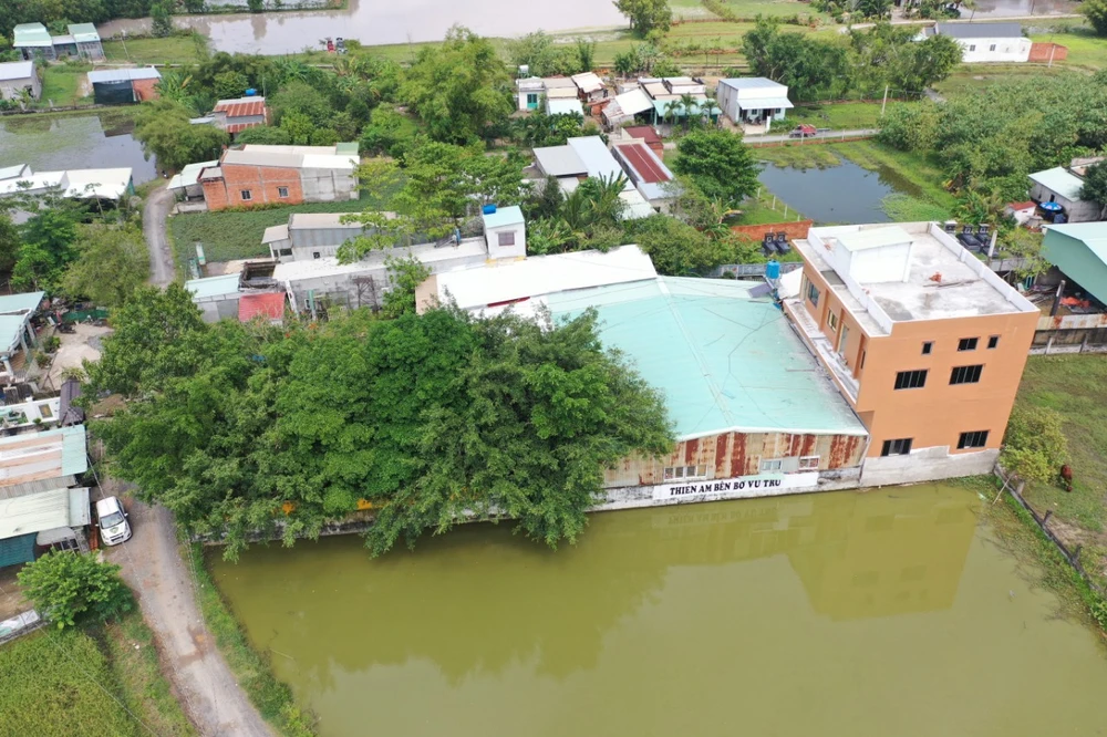 TAND huyện Đức Hòa có thông báo đến bị án Lê Tùng Vân, có mặt tại Tịnh Thật Bồng Lai nơi còn gọi là Thiền Am bên bờ vũ trụ để thực hiện giám định tình trạng bệnh. Ảnh: HUỲNH DU