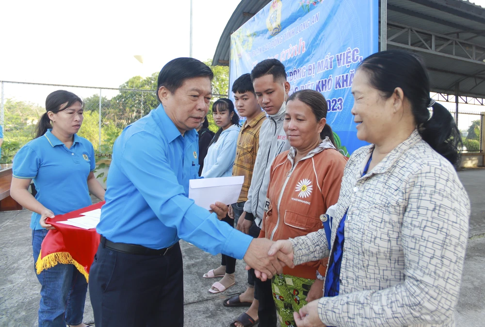 Long An trao tiền hỗ trợ Tết cho hơn 1.300 người bị mất việc, giảm giờ làm ảnh 1