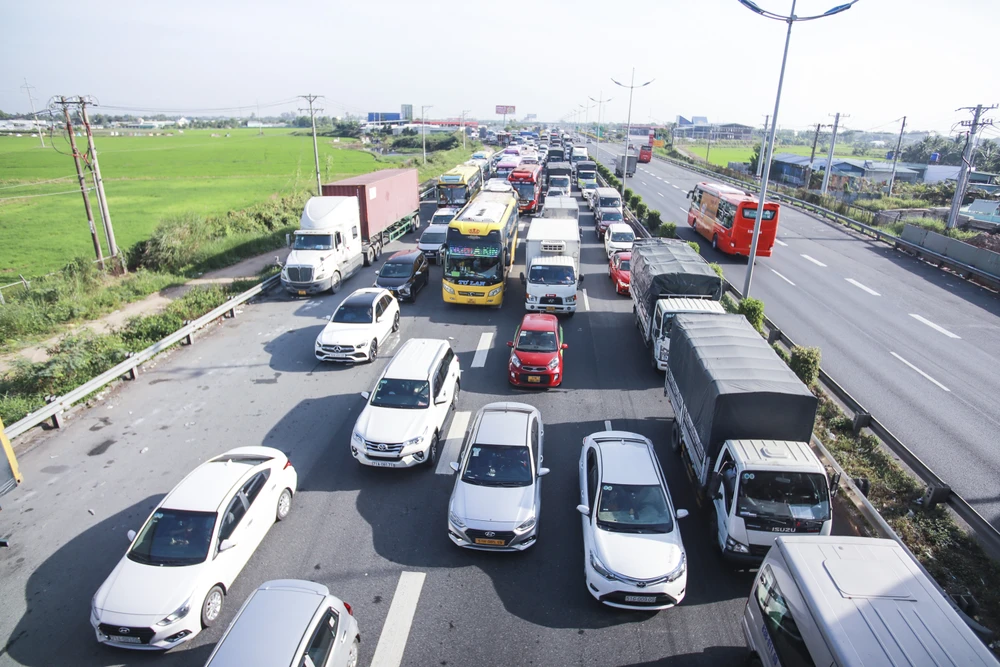 Các phương tiện bị ùn tắc khoảng 5km trên cao tốc TP.HCM. Ảnh: HUỲNH DU