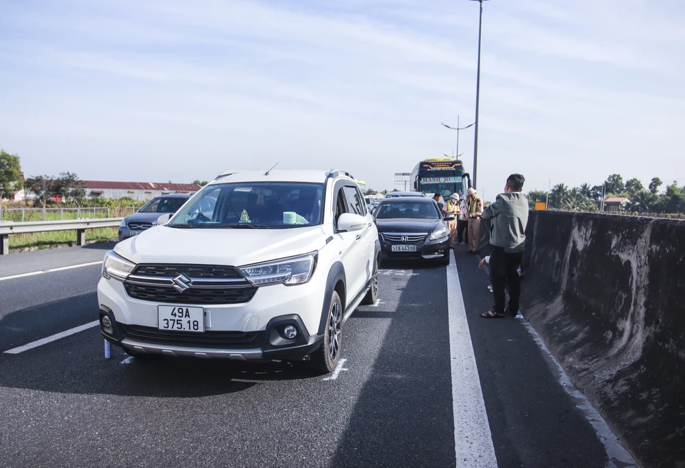 6 ô tô va chạm liên hoàn nối đuôi nhau kéo dài tại làn 1 trên cao tốc TP.HCM - Trung Lương. Ảnh: HUỲNH DU