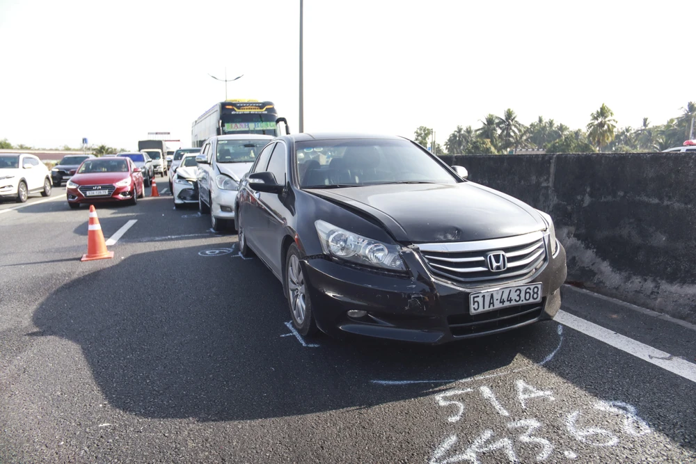 5 ô tô phía sau đã xử lý không kịp va chạm vào đuôi các ô tô phía trước. Ảnh: HUỲNH DU