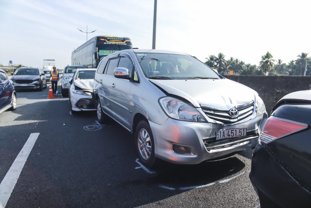 Lực lượng chức năng đã có mặt điều tiết giao thông qua khu vực. Ảnh: HUỲNH DU