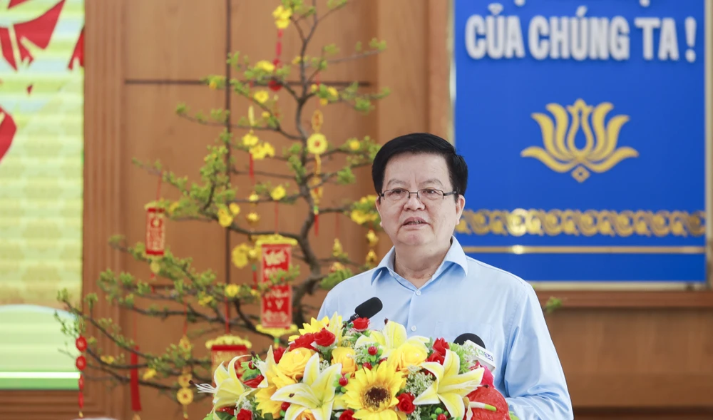 Phó Trưởng ban Thường trực Ban Tổ chức Trung ương Mai Văn Chính đánh giá cao những kết quả tỉnh Long An đạt được trong năm qua. Ảnh: HUỲNH DU