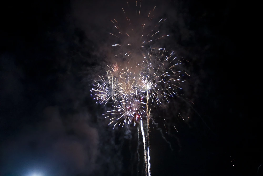 Đúng 0 giờ ngày 21-1 ( đêm giao thừa ), bầu trời TP. Tân An rực rỡ bởi màn bắn pháo hoa nghệ thuật tầm cao ở sân vận động Long An, thu hút hàng nghìn người dân tham dự chiêm ngưỡng. Ảnh: HUỲNH DU