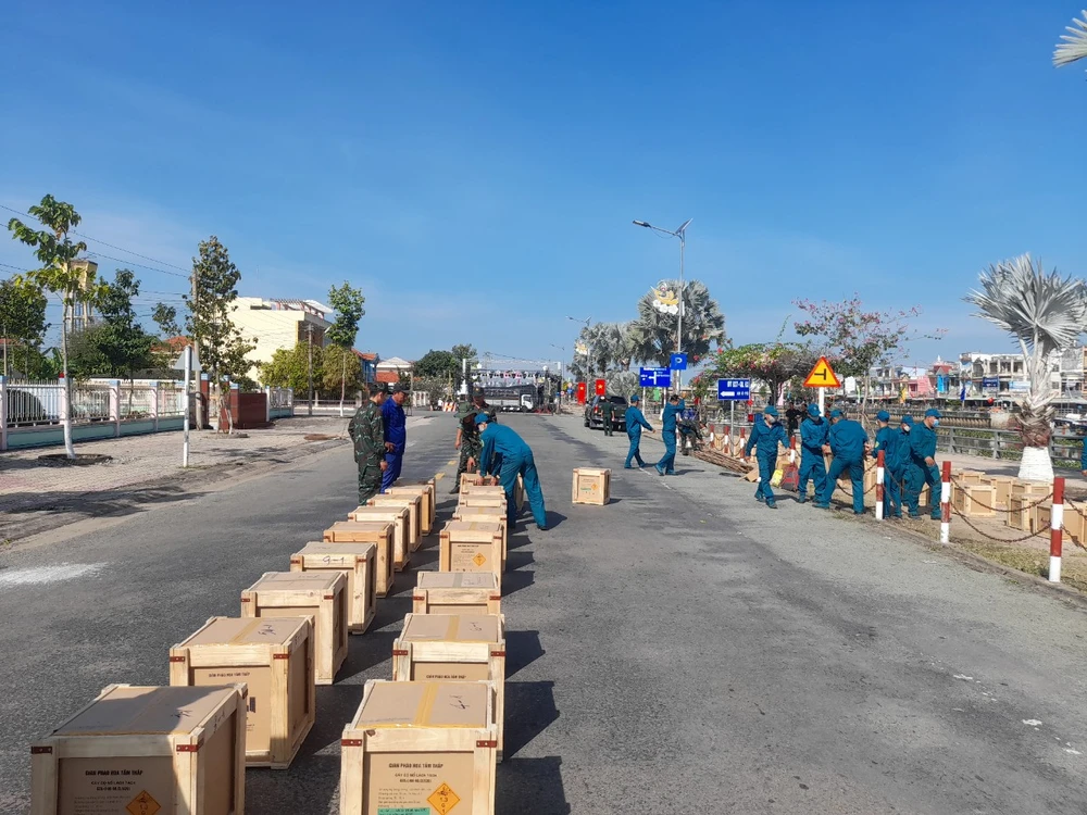 Công tác chuẩn bị bắn pháo hoa đón giao thừa tại huyện Tân Thạnh. Ảnh: Chí Tâm