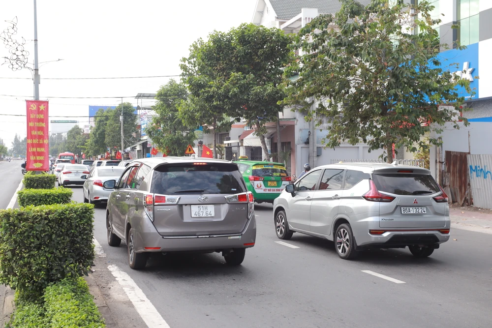 Ùn ứ kéo dài từ quốc lộ 60 hướng TP. Mỹ Tho lên Cầu Rạch Miễu. Ảnh: HUỲNH DU