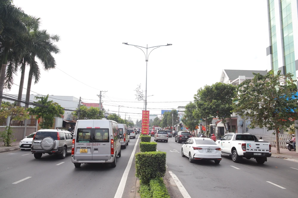 Đến hơn 12 giờ cùng ngày tình trạng ùn ứ vẫn còn diễn ra. Ảnh: HUỲNH DU