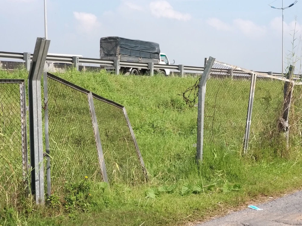 Hàng rào bảo vệ cao tốc TP.HCM - Trung Lương có nhiều nơi bị cắt để mở lối vào cao tốc. Ảnh: HUỲNH DU