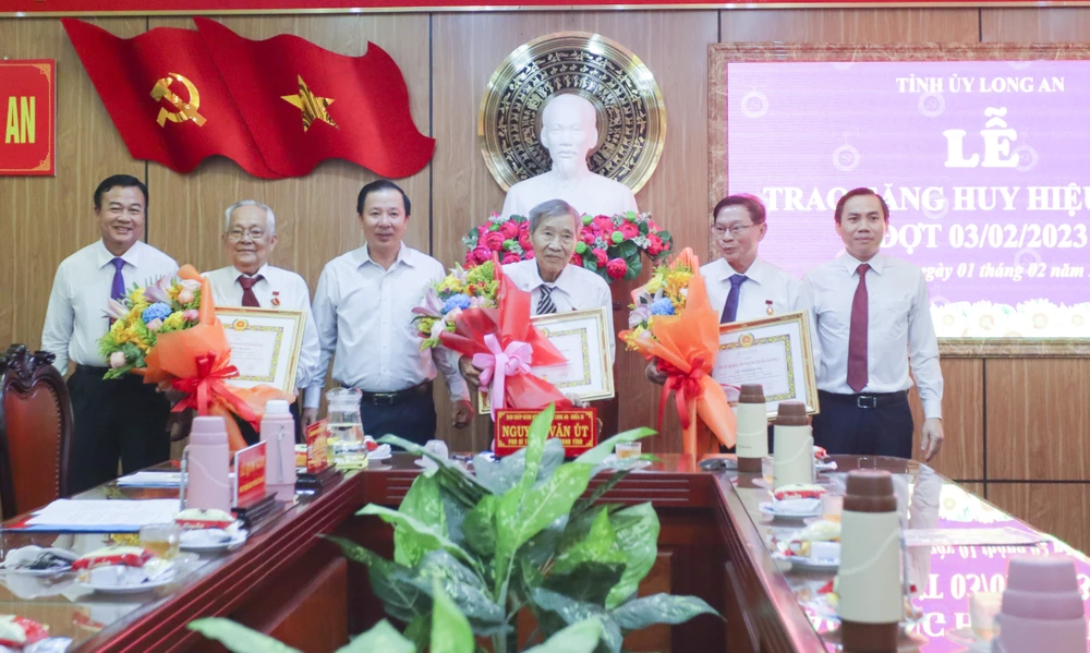 Các đảng viên nhận huy hiệu 65 năm và 55 tuổi đảng. Ảnh: HUỲNH DU