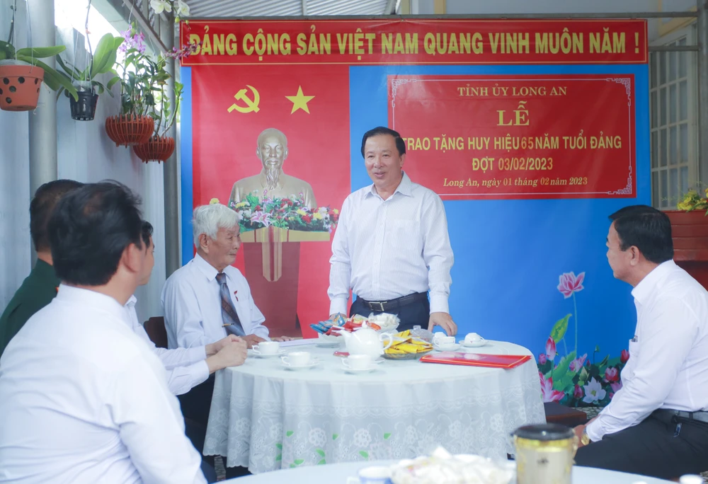Phó bí thư tỉnh ủy - Nguyễn Văn Út (đứng) ghi nhận những cống hiến của các đảng viên cao niên. Ảnh: HUỲNH DU