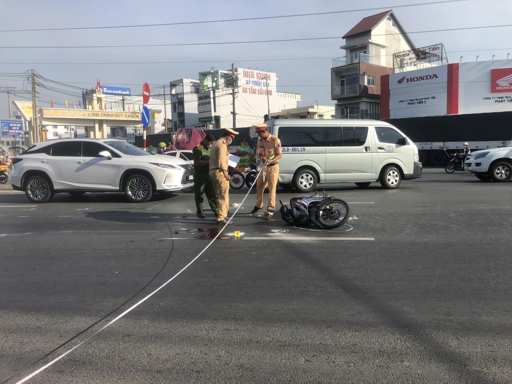 Lựclượng CSGT Công an Long An đã có mặt để điều tra vụ tai nạn. Ảnh: HUỲNH DU